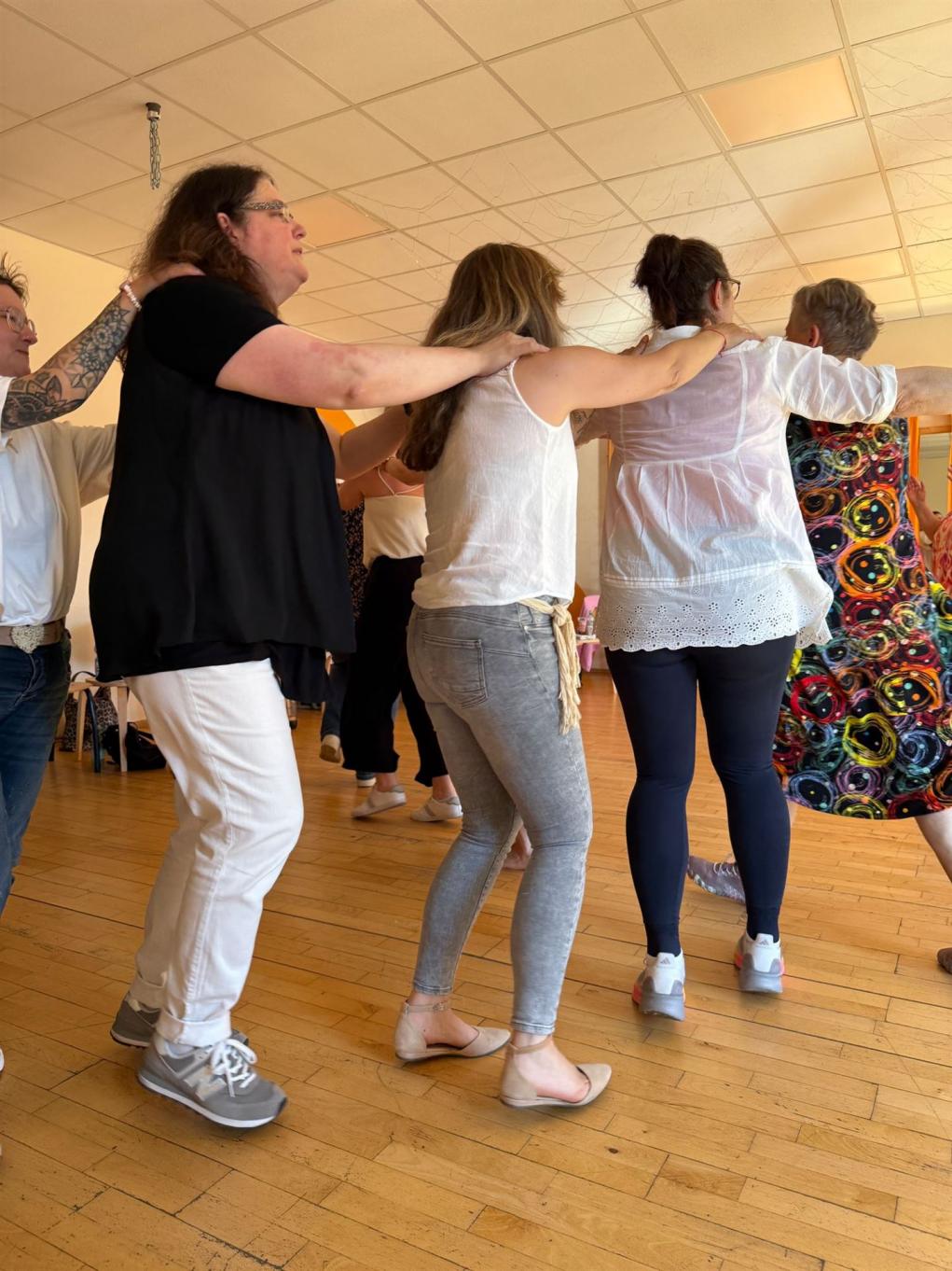Teilnehmer tanzen in einer Übung während der Systemischen Tagung LöSyM